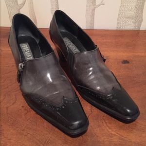 Prevata Gray & Black Heels 7AA